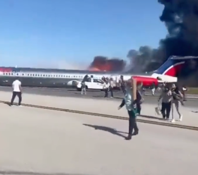 Los pasajeros huyen de un accidente aéreo en el Aeropuerto Internacional de Miami el martes 21 de junio de 2022.