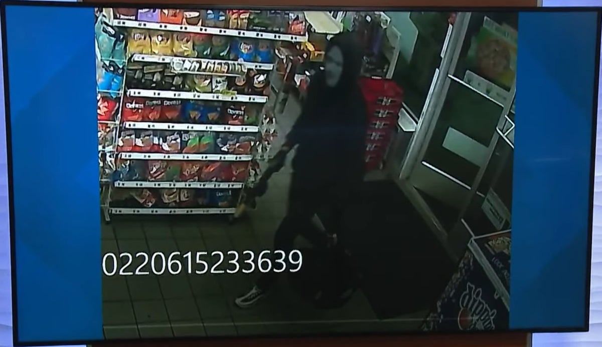 Polis, Virginia'da 7-Eleven çifte cinayetten aranan adamın tüyler ürpertici videosunu yayınladı