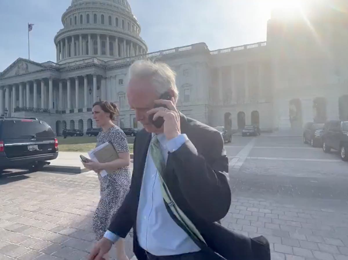Ron Johnson busted faking phone call to dodge reporters&rsquo; questions over Jan 6 texts