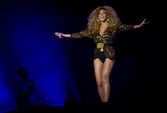 <p>Beyonce se presenta en 2011</p>