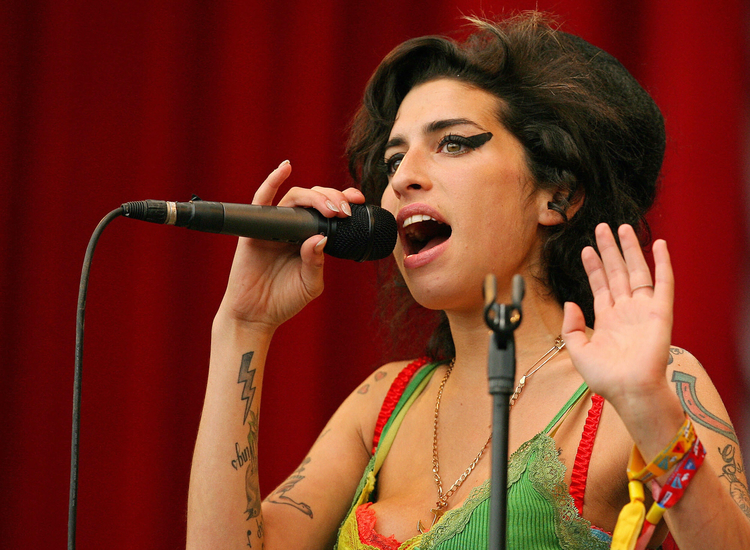 Amy Winehouse performs in 2007