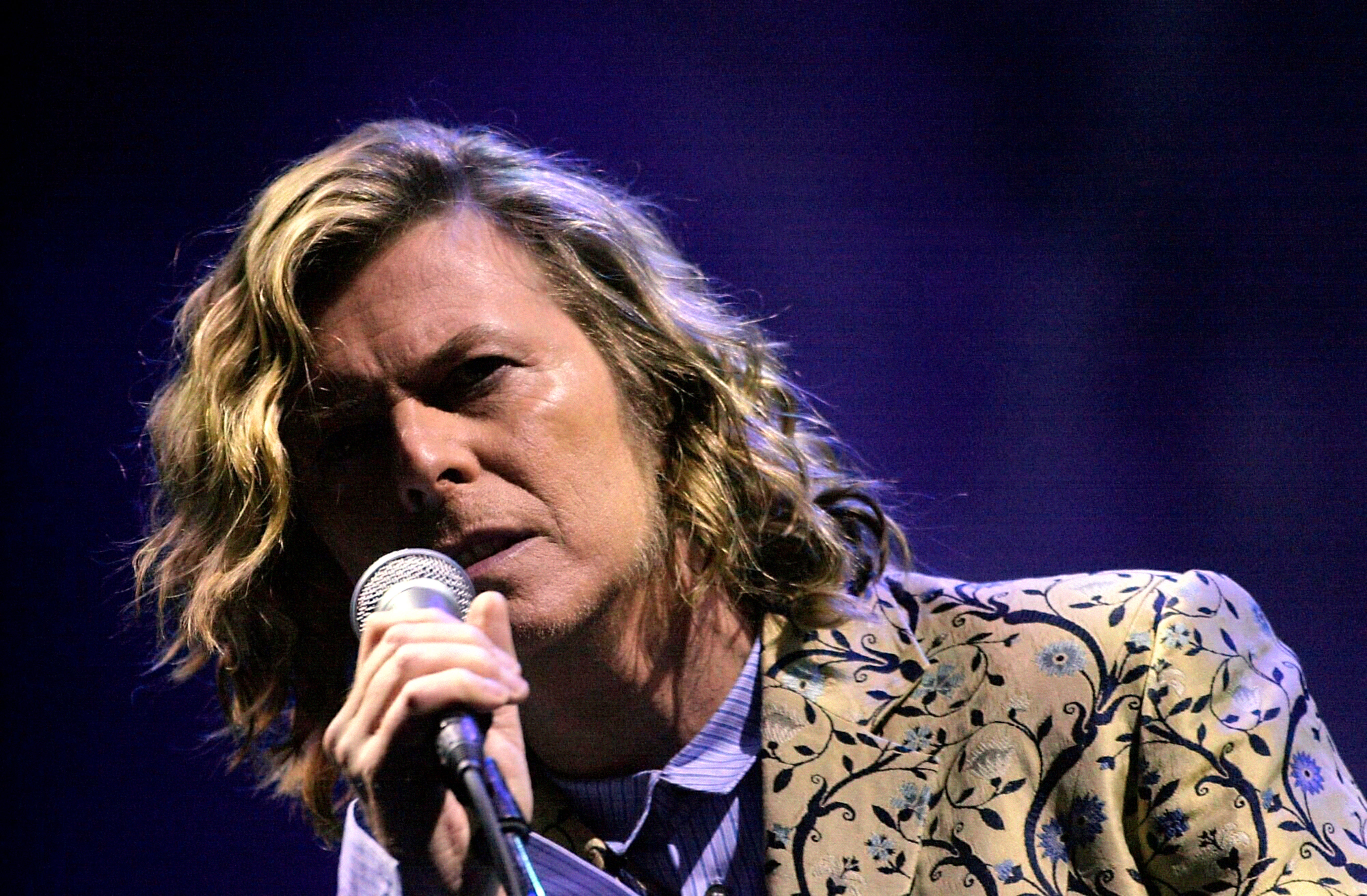 David Bowie performs in 2000