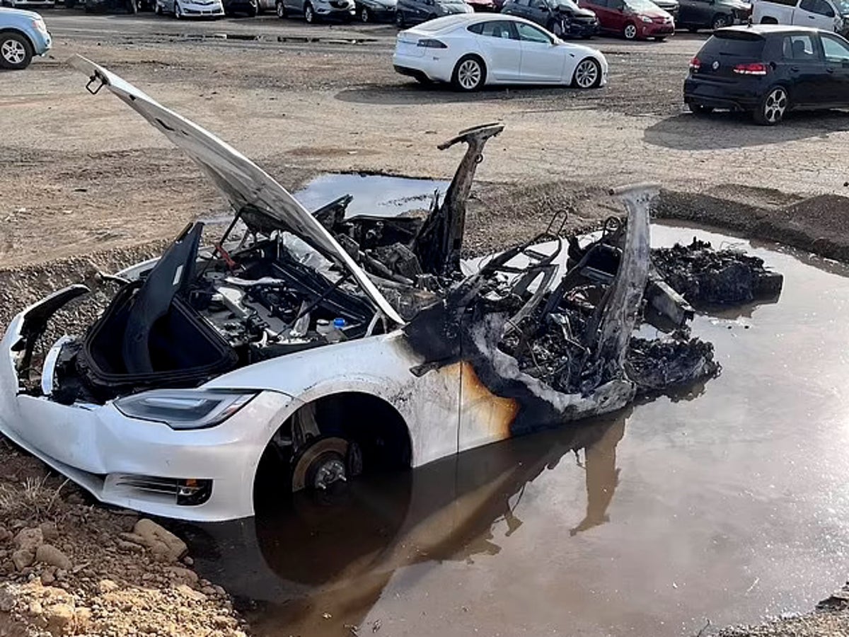 Pili söndürmek için yanan Tesla'nın çukura gömülmesi gerekiyor