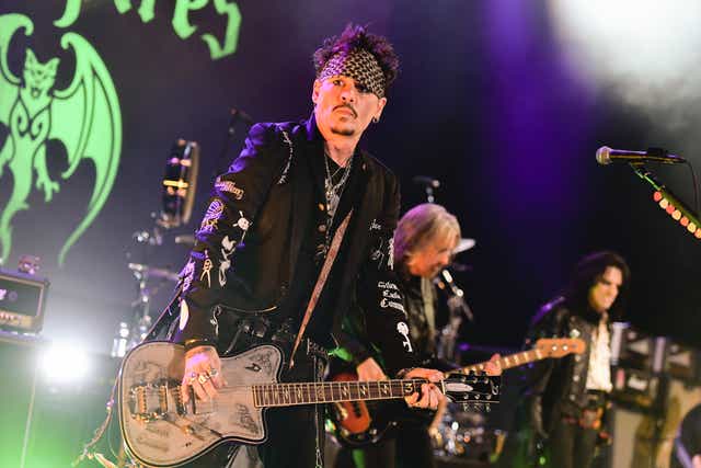<p>Johnny Depp and The Hollywood Vampires</p>