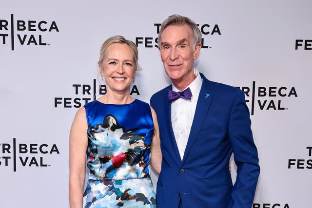 <p>Bill Nye marries Liza Mundy</p>