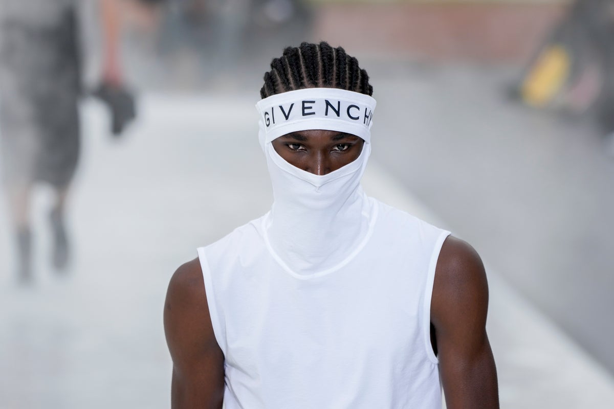 Givenchy models walk on water in Paris Fashion Week | The Independent