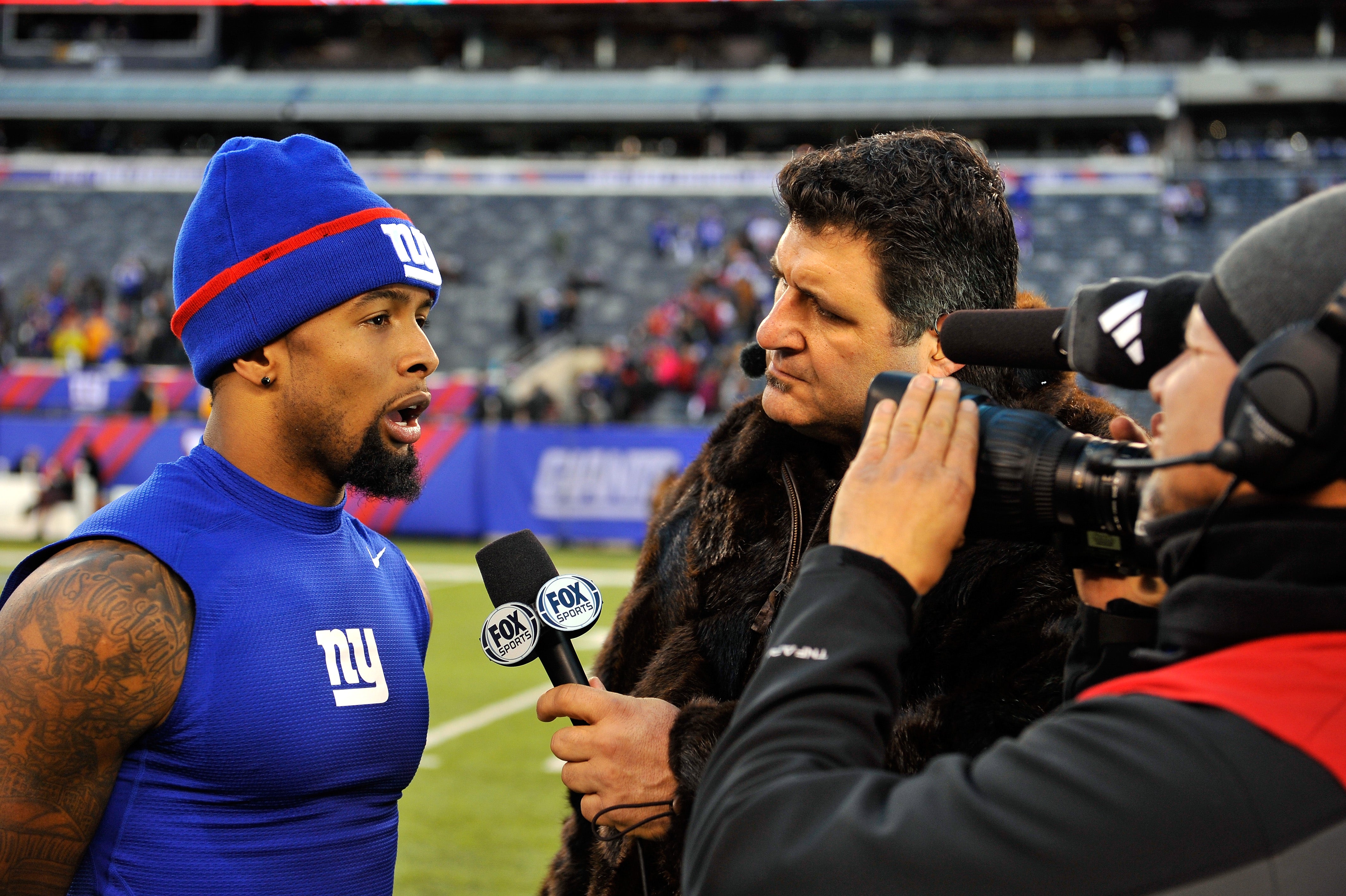 Tony Siragusa (c) talks to Odell Beckham Jr (l) of the New York Giants in 2014