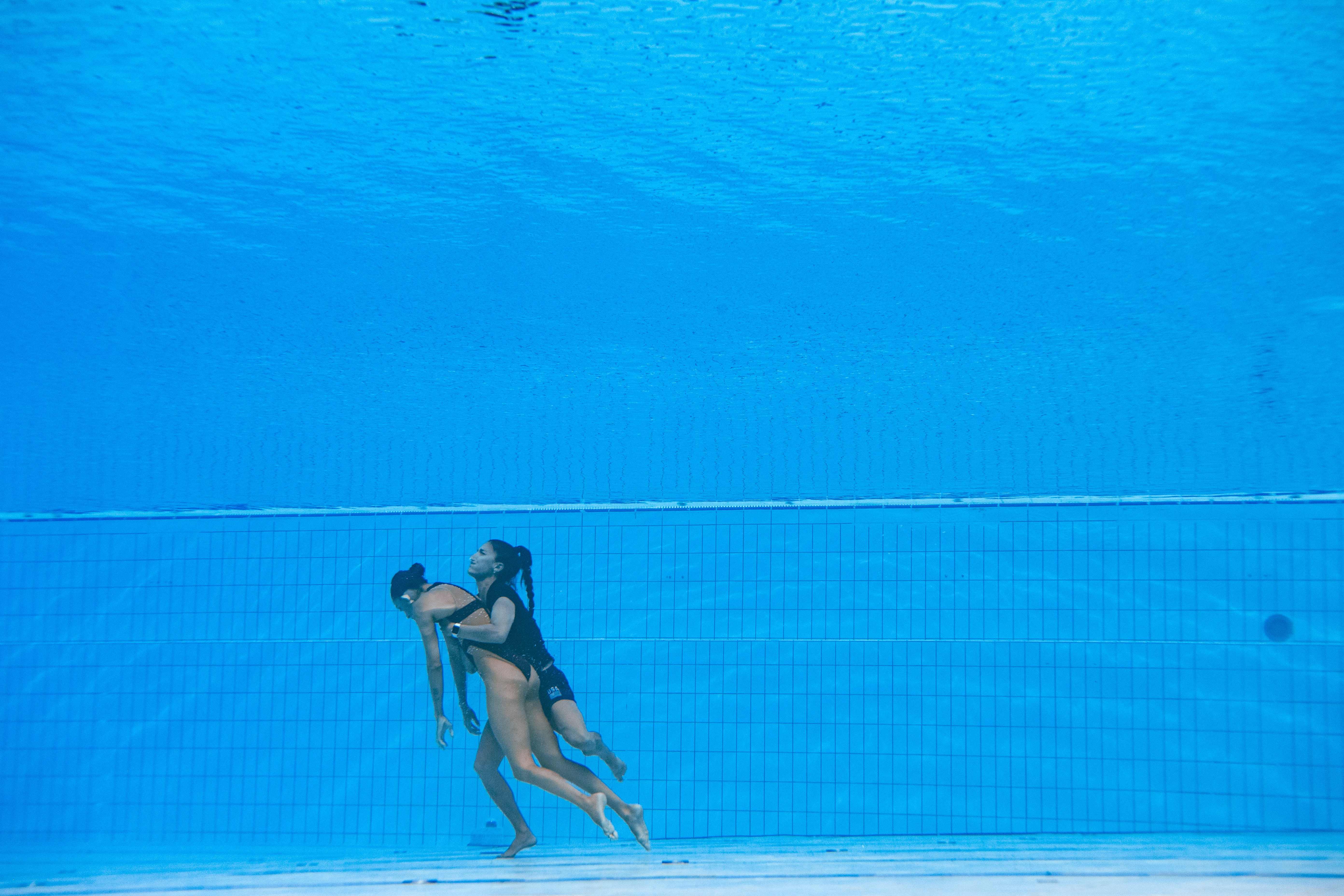 Спортсменки синхронного плавания. Пловчихи the swimmers, 2022. Бассейн под водой. Девушка плавает.