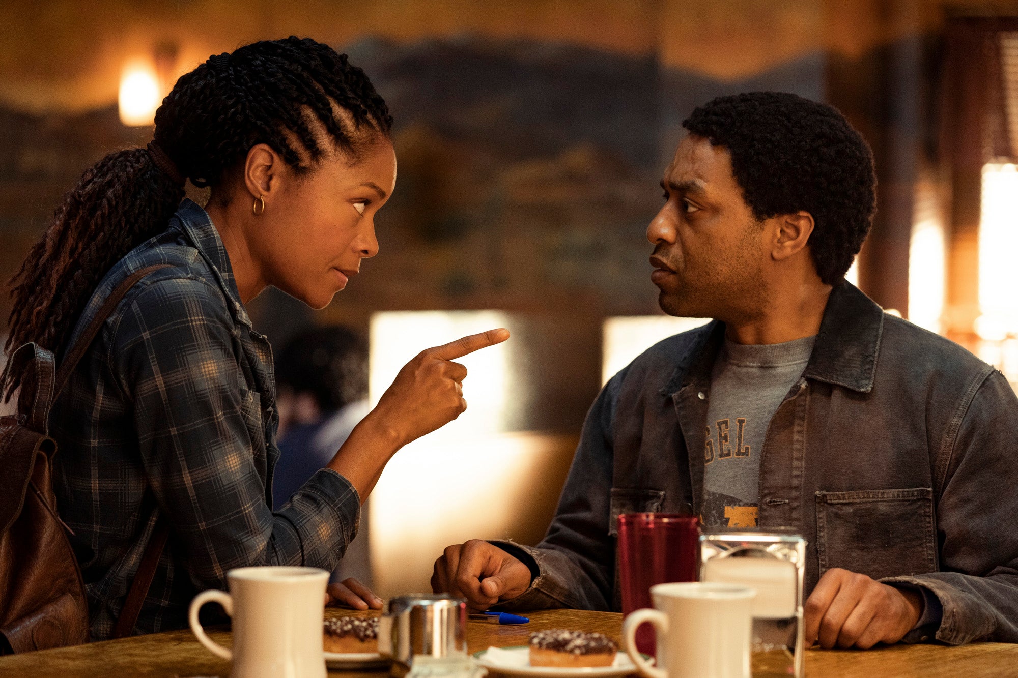 Naomie Harris’s Justin Falls tells Chiwetel Ejiofor’s alien Faraday a lesson in human decency in ‘The Man Who Fell to Earth’