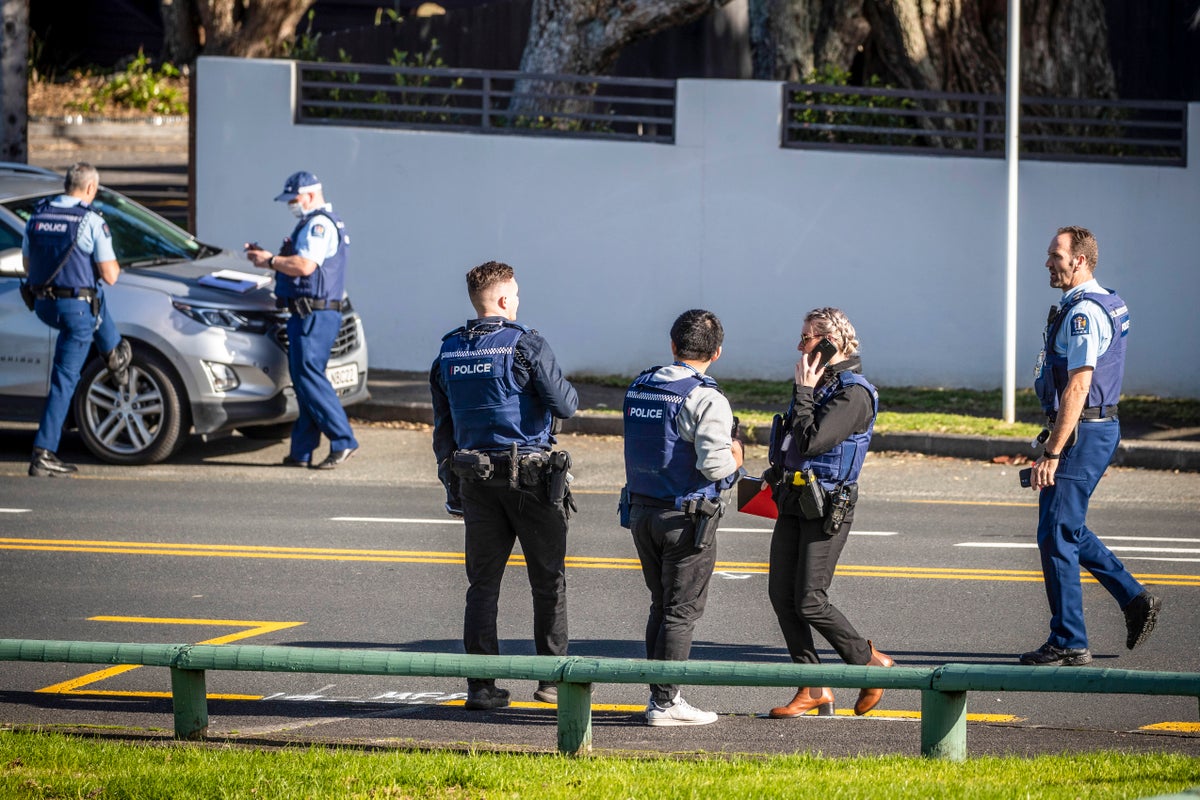 Auckland'da meydana gelen bıçaklı saldırıda 4 kişi yaralanan polis şüpheliyi gözaltına aldı.