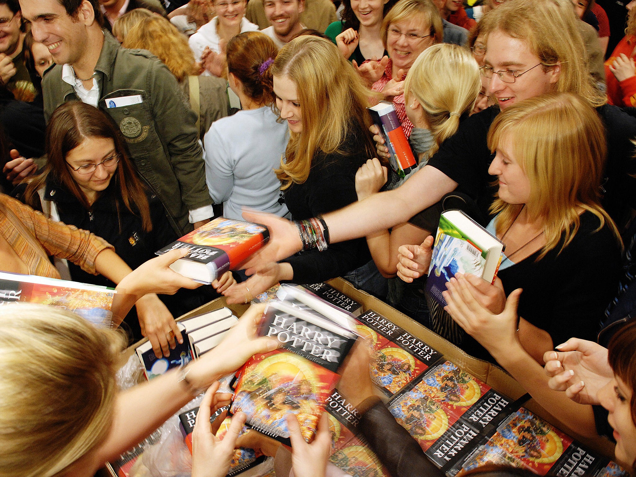 German fans scramble to get a copy of ‘Harry Potter and the Deathly Hallows’ in 2007