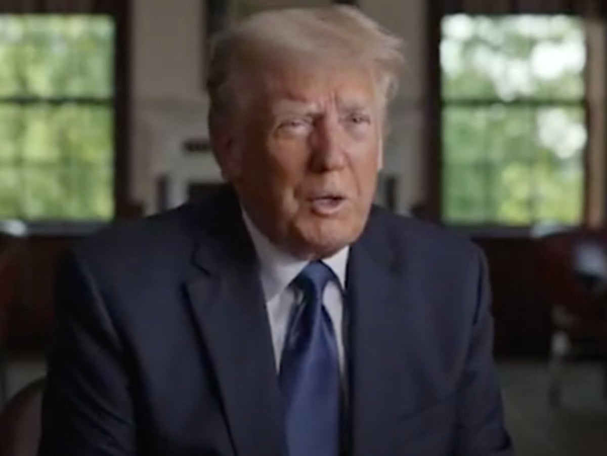 Trump, 6 Ocak filminden tuhaf bir klipte su bardağının tam konumunu takıntı haline getirdi