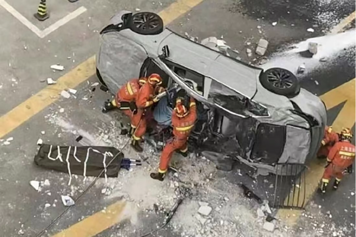 Şanghay'da Nio ev otomobilinin üçüncü kattaki ofis binasından düşmesi sonucu kazada iki kişi öldü.