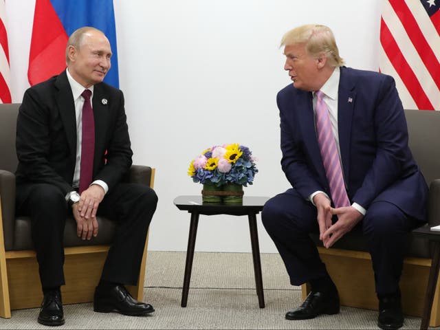 El presidente ruso, Vladimir Putin, y el presidente estadounidense, Donald Trump, se reúnen al margen de la cumbre del G20 en Osaka el 28 de junio de 2019.