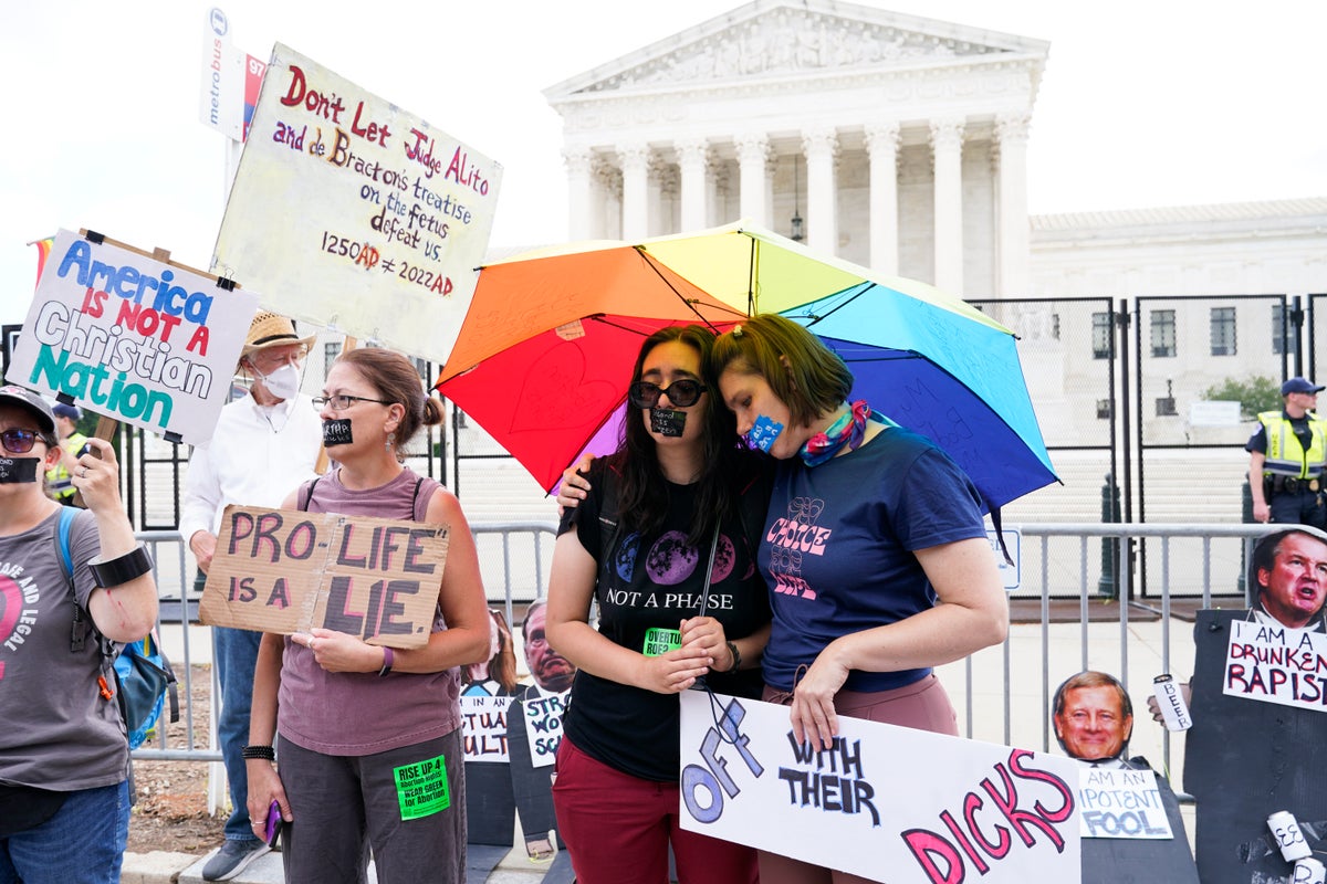 İngiltere'deki sağlayıcılar, ABD'nin kürtaj yasasını tersine çevirmesinin kadınların insan haklarına ve yaşamlarına saldırı olduğu konusunda uyardı