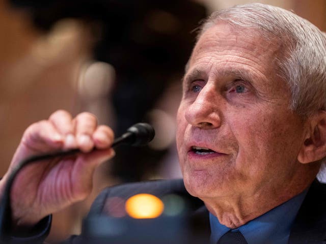 El Dr. Anthony Fauci hablando en mayo, antes de su infección por Covid