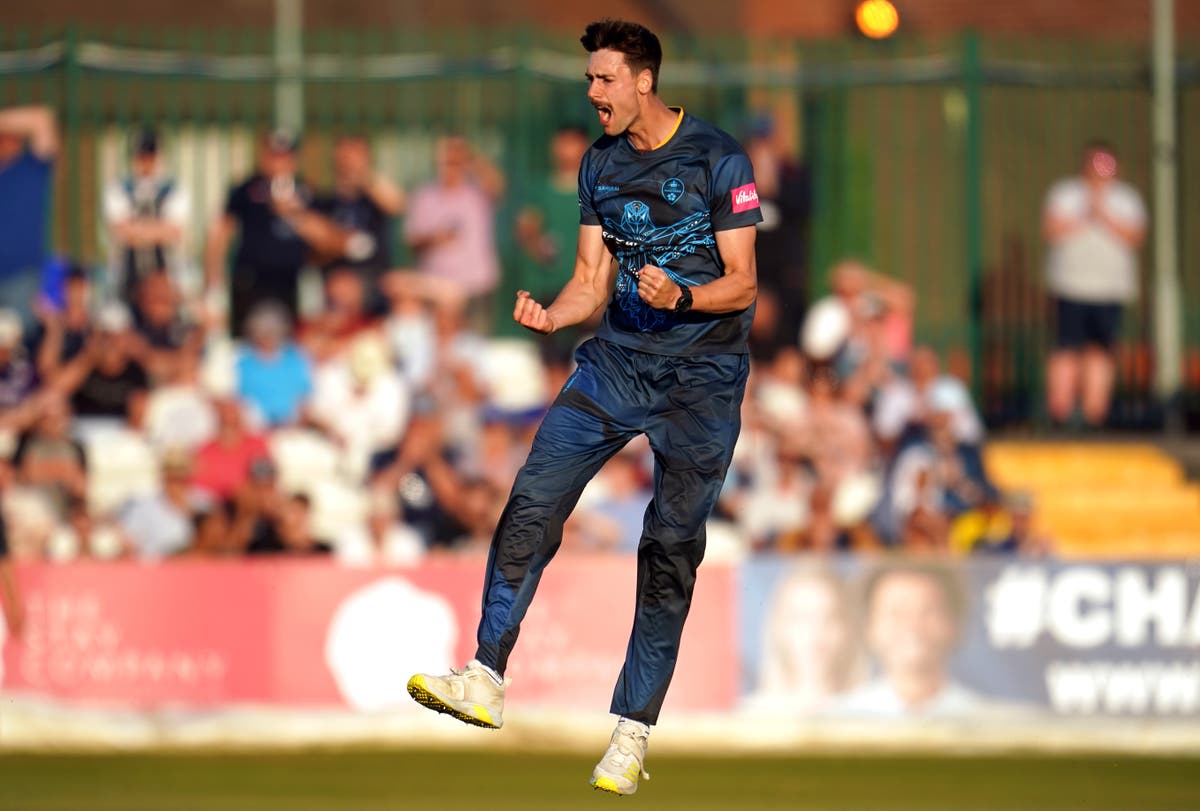 George Scrimshaw holds final-over nerves to guide Derbyshire past Lancashire