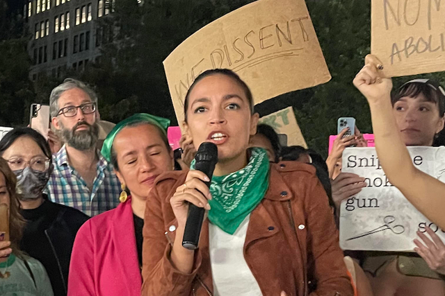 La representante Alexandria Ocasio-Cortez en una manifestación a favor del aborto en la ciudad de Nueva York.