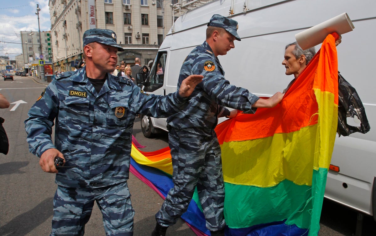 Rusya, yetişkinler arasında 'LGBT propagandasının' tanıtımını yasaklayan yasayı onayladı