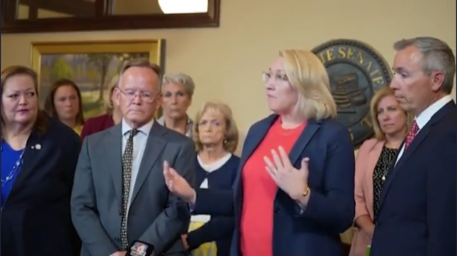 La representante republicana de Utah, Karianne Lisonbee, habla en el capitolio estatal luego de la decisión de la Corte Suprema de revocar Roe v. Wade, y dice que confía en que las mujeres "controlen la ingesta de semen" para evitar el embarazo.