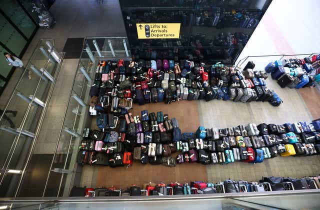 Líneas de equipaje de pasajeros yacen dispuestas fuera de la Terminal 2 del aeropuerto de Heathrow en Londres