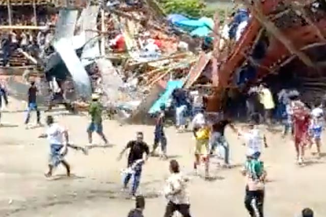 <p>A video shared on social claims to capture the moment the structure collapsed</p>
