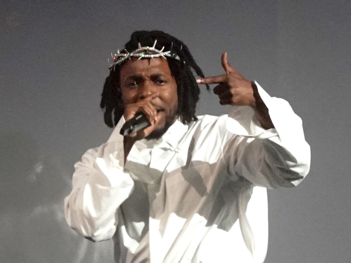 Kendrick Lamar Wears Crown Of Thorns And High Heals While Performing At  Louis Vuitton Fashion Show 