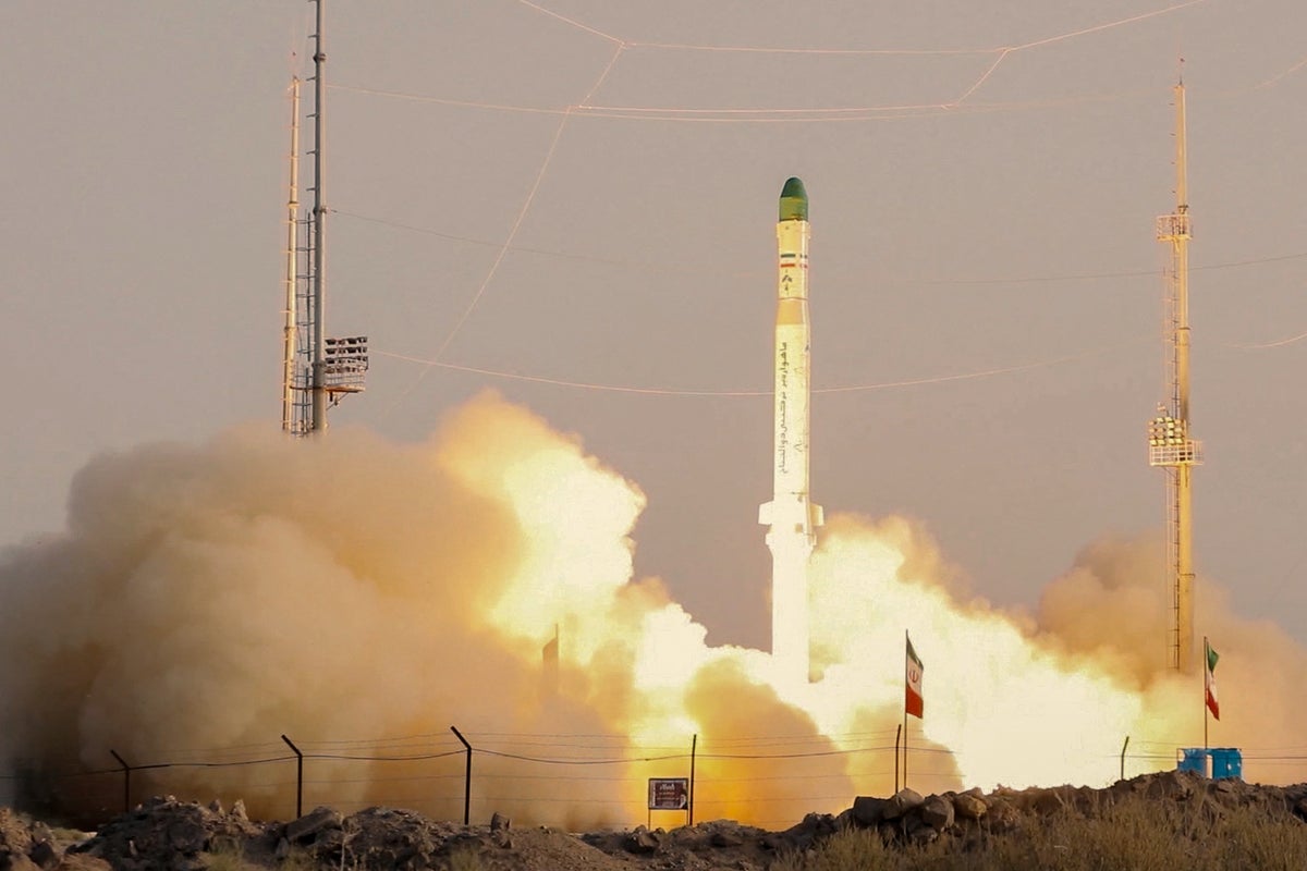 Irán lanza cohete al espacio antes de negociaciones nucleares