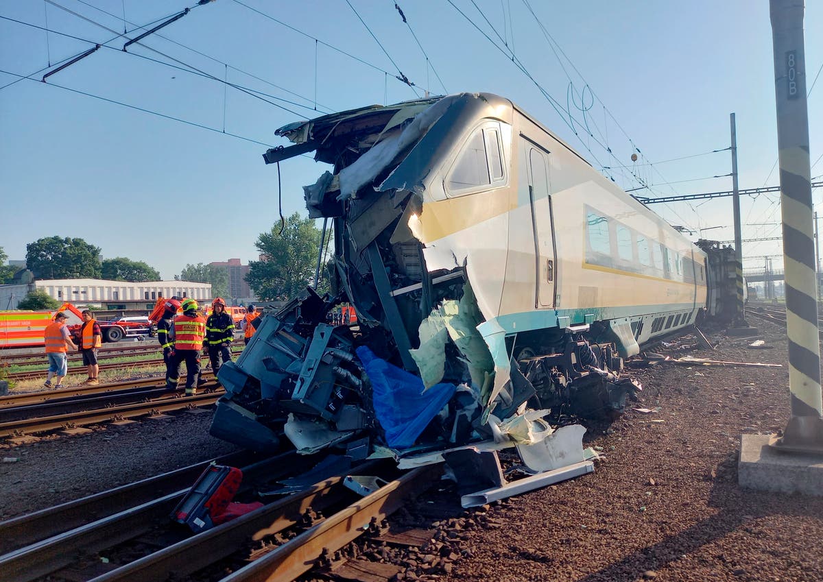 Скорость поезда локомотив. Аварии на Железнодорожном транспорте. Пассажирский поезд.