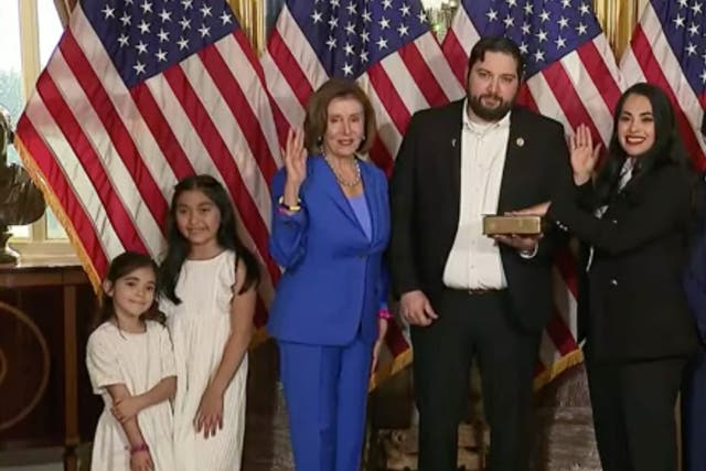 Nancy Pelosi prestó juramento a la recién electa congresista republicana de Texas Mayra Flores la semana pasada