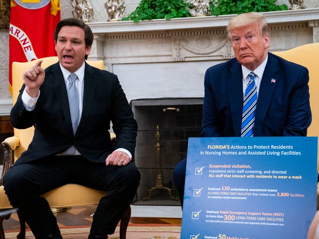 El gobernador de Florida, Ron DeSantis (izquierda), habla durante una reunión con el presidente de los Estados Unidos, Donald Trump, en la Oficina Oval de la Casa Blanca el 28 de abril de 2020 en Washington, DC