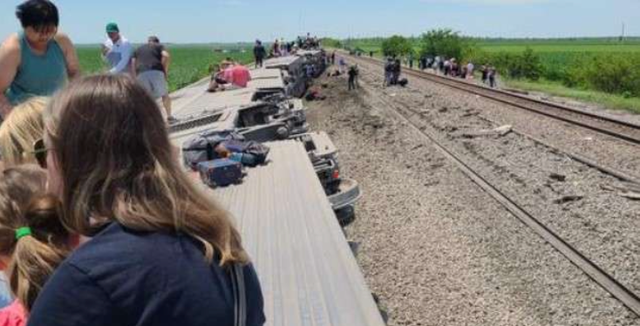 Una captura de pantalla del video del lugar del accidente de un descarrilamiento de Amtrak en Missouri