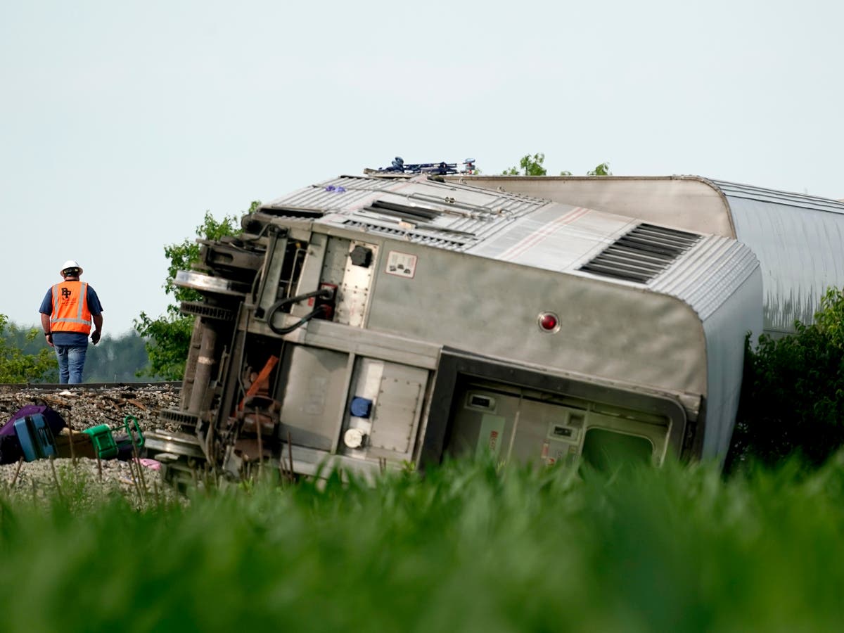 قطار أمتراك ينحرف عن مساره مؤخرًا: مزارع في ولاية ميسوري يحذر من العبور قبل تحطم شاحنة قلابة خطيرة