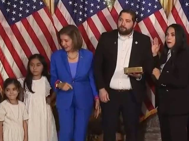 Pelosi fue acusada de darle un codazo a la joven hija de Mayra Flores. Captura de pantalla