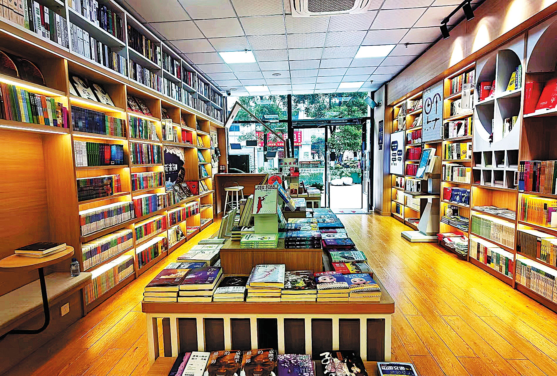 The 24-hour smart bookstore run by Xinhua Bookstore in the Touqiao community in Guiyang, Guizhou province