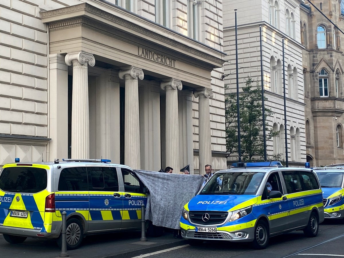Man leaves severed head on steps of court building after body dumped near river