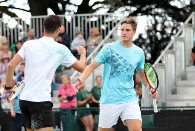 Julian Cash, izquierda, en acción de dobles con Henry Patten (Isaac Parkin/PA)