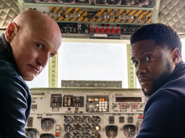 <p>Woody Harrelson as The Man From Toronto and Kevin Hart as Teddy in The Man From Toronto</p>