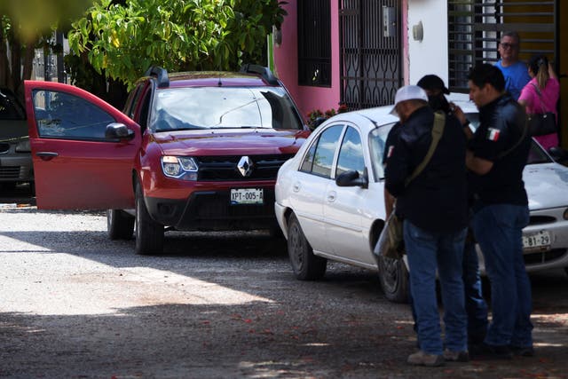 Policías se paran cerca del vehículo del periodista Antonio de la Cruz