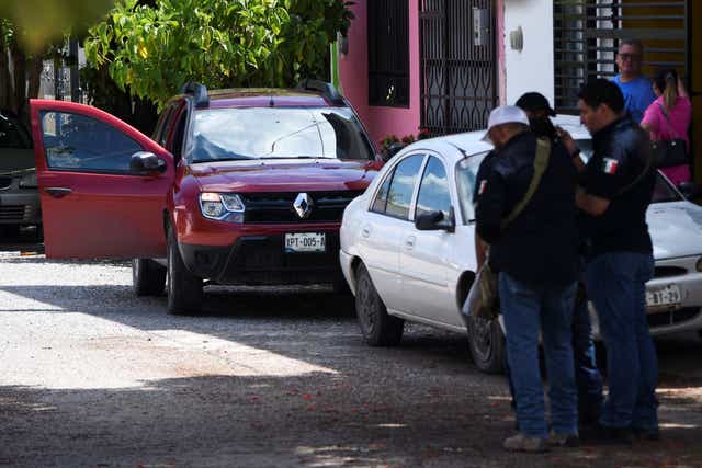 <p>Police officers stand near the vehicle of journalist Antonio de la Cruz</p>