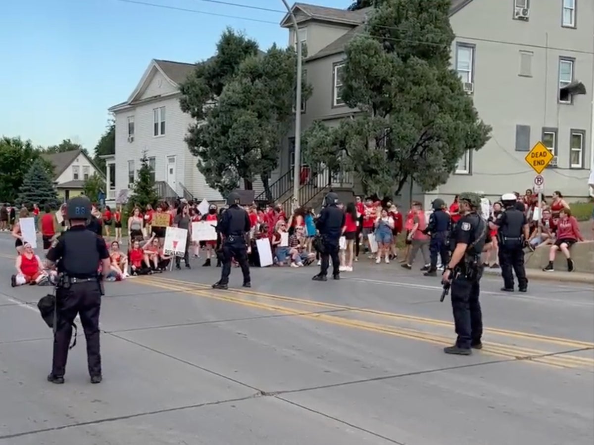Polis Güney Dakota'da kürtaj protestocularını tutukladı ve 'duman' kullandı
