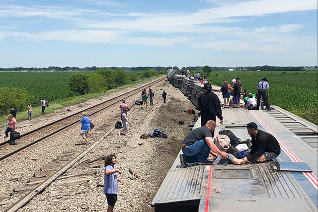 Había 275 pasajeros a bordo del tren cuando se estrelló en Mendon, Missouri, el lunes.