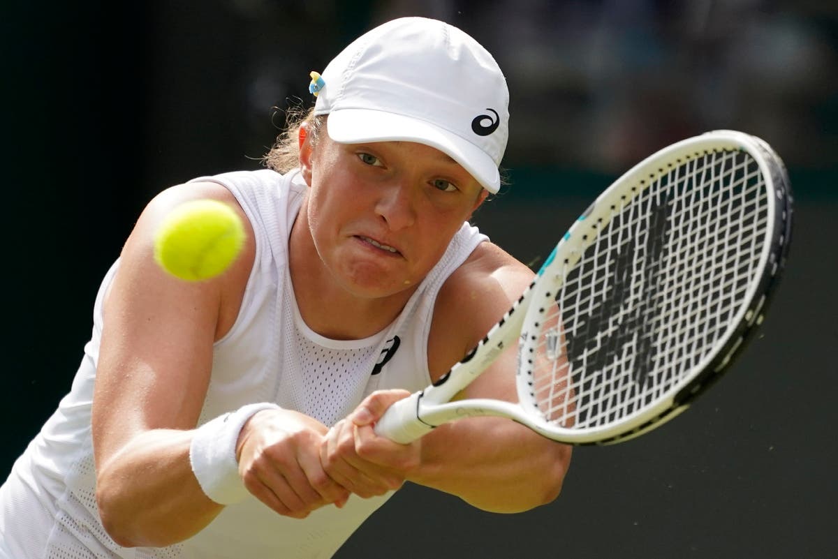 Reluctant superstar Iga Swiatek digs deep at Wimbledon to extend win streak