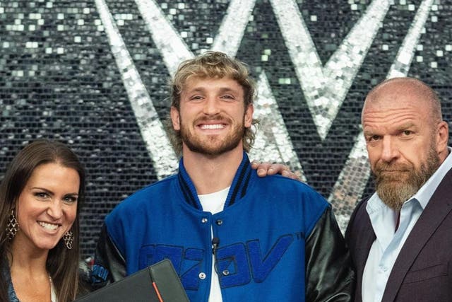 <p>YouTube star Logan Paul (centre) has boxed and competed in the WWE before</p>