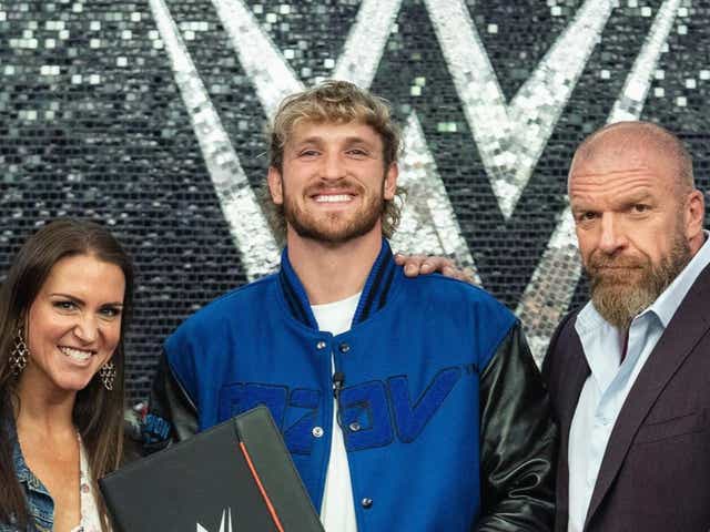 <p>YouTube star Logan Paul (centre) has boxed and competed in the WWE before</p>