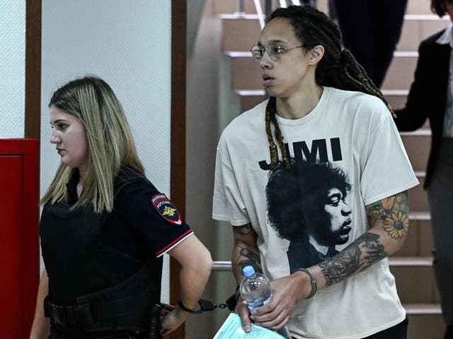 Brittney Griner compareció en una audiencia en el Tribunal de Khimki, en las afueras de Moscú, el viernes.