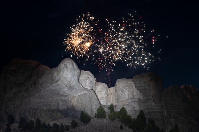 <p>Los fuegos artificiales estallan el 3 de julio de 2020 sobre el Monte Rushmore</p>