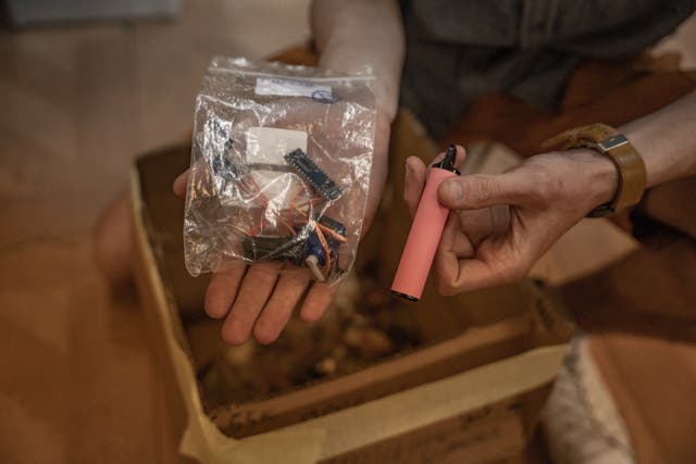 <p>Ingenieros, estudiantes y voluntarios han recogido miles de vapeadores desechables para reutilizar sus baterías en drones</p>
