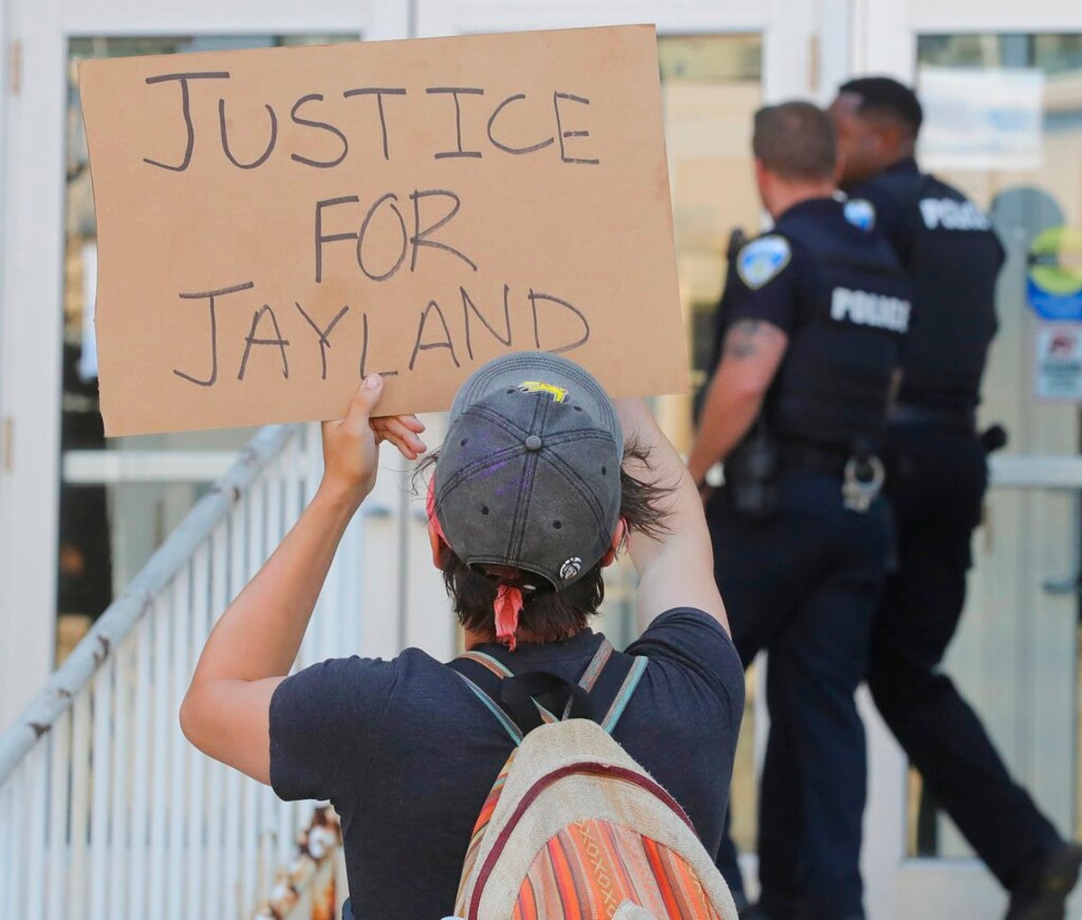Jayland Walker: Avukat, vücut kamerası videosunun Siyah sürücünün 90 kez vurulduğunu gösterdiğini söyledi