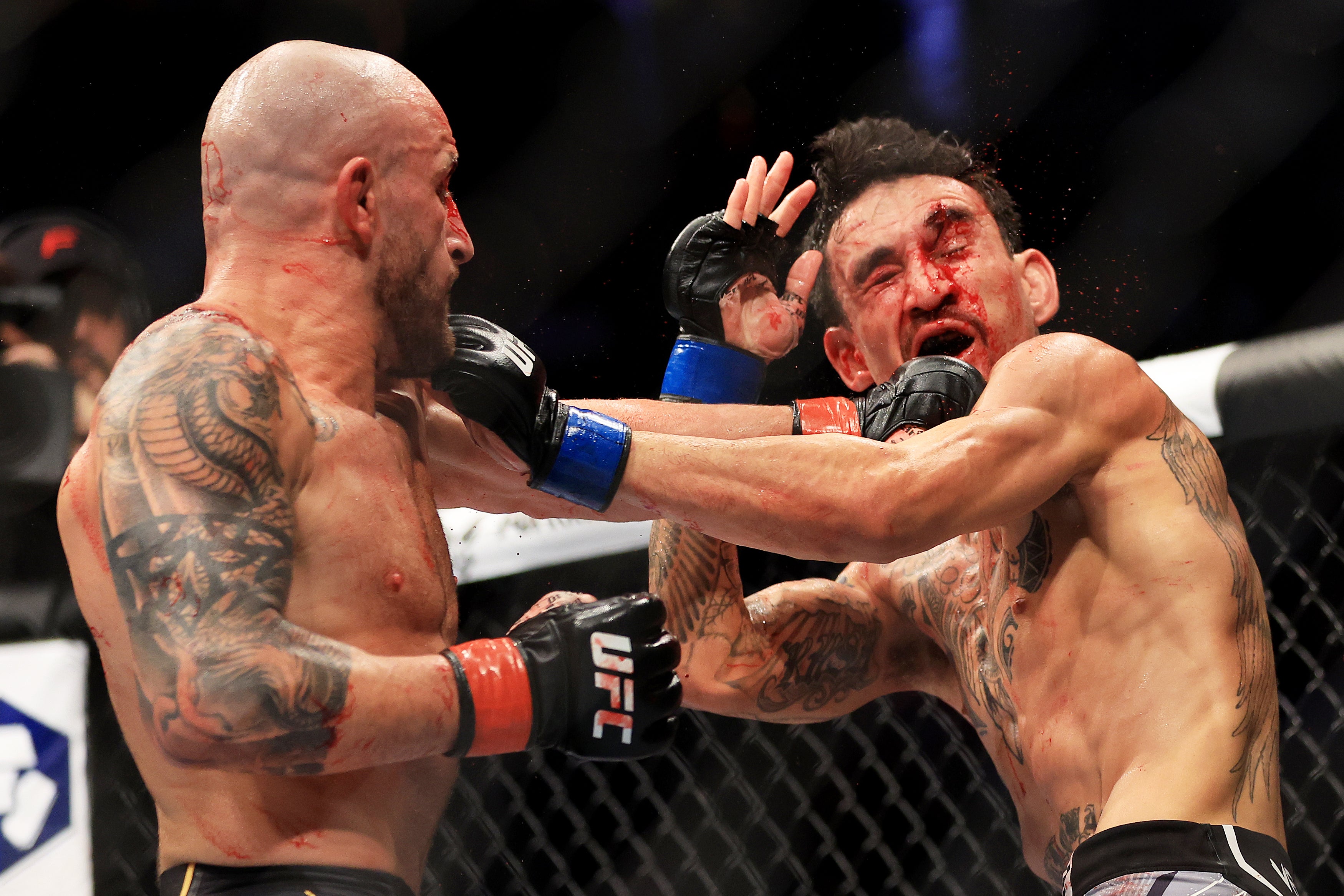 Alexander Volkanovski (left) left no doubt with his win over Max Holloway